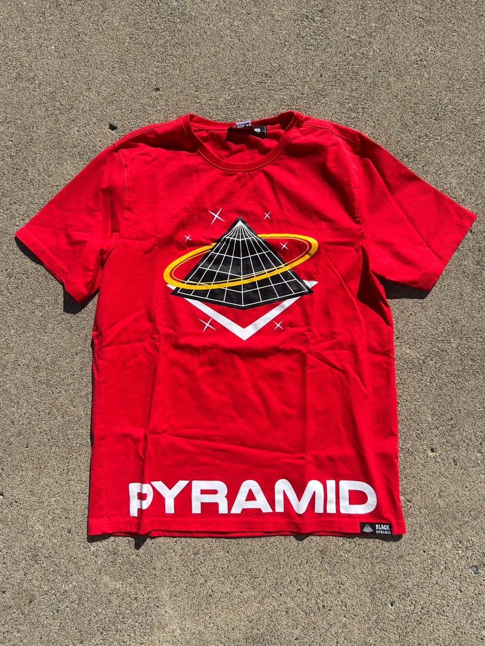 Black Pyramid Men's Red Graphic Tee Short Sleeve T-Shirt Size Large